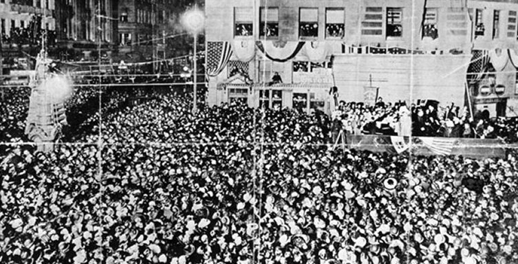 Luisa Tetrazzini singing at Lotta's Fountain in San Francisco (1910).