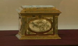 Oakland Museum of California, gold-and-quartz jewelry box (1869-1878).