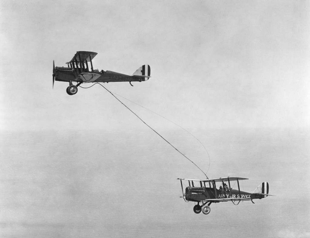The first in-flight refueling (1923).